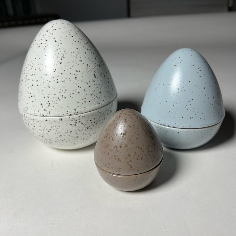 NWOT ikea radfraga nesting set of 3 eggs.  Perfect for holding lots of trinkets!